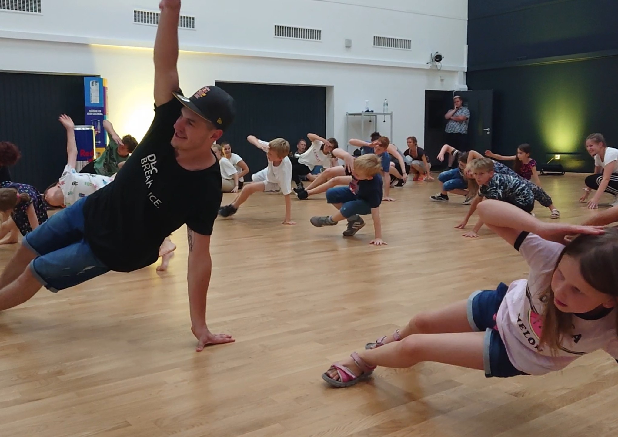 Philip Kleinheinz gibt einen Breakdance Workshop